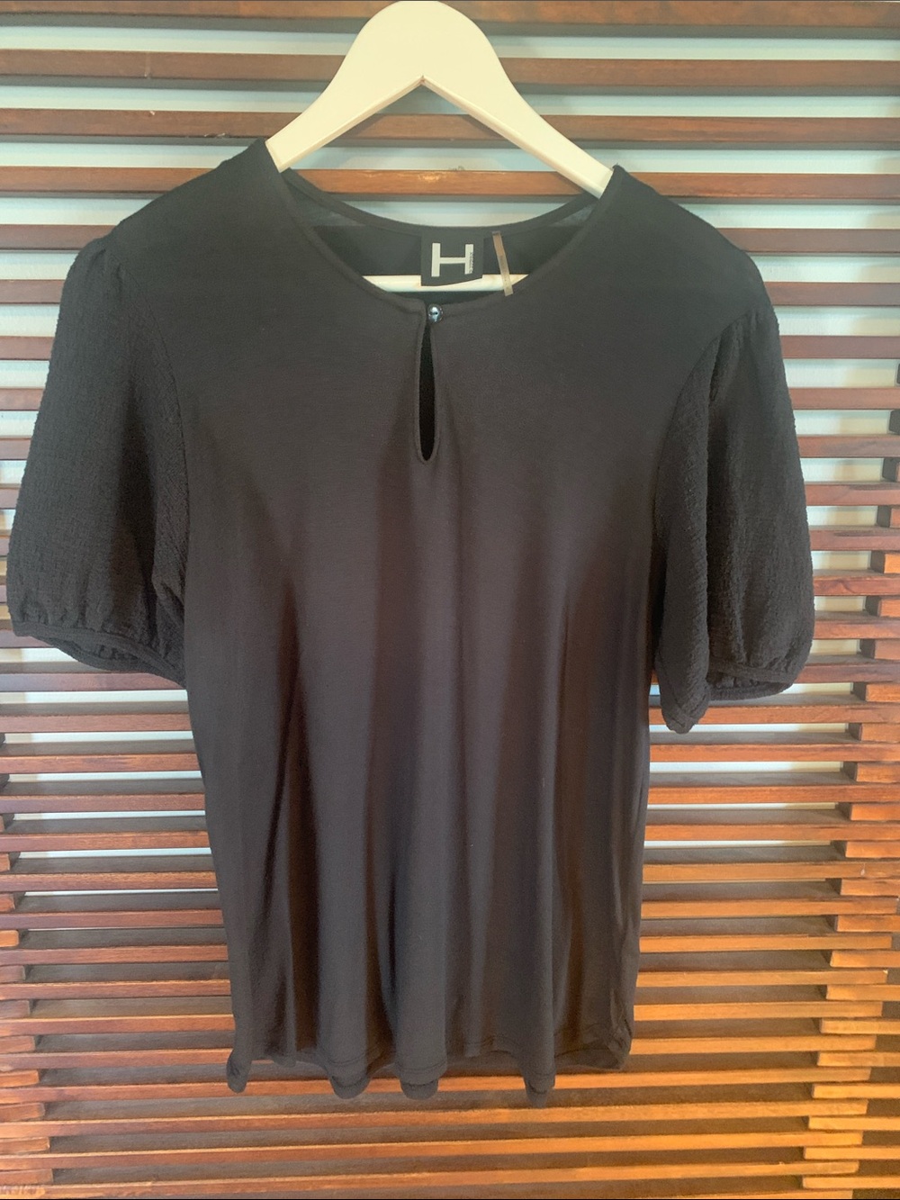 🎉NEW LISTING!🎉H by bordeaux Black Short Puff Sleeve Keyhole Tee